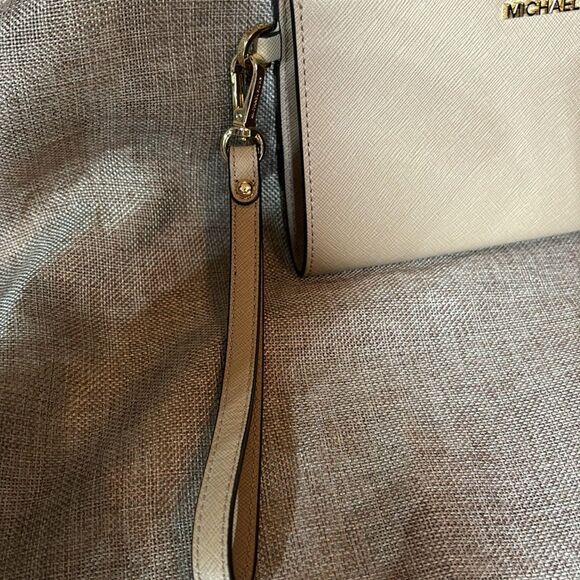 Michael Kors Women Jet Set Travel Large Double Zip Phone Wristlet - Picture 4 of 11